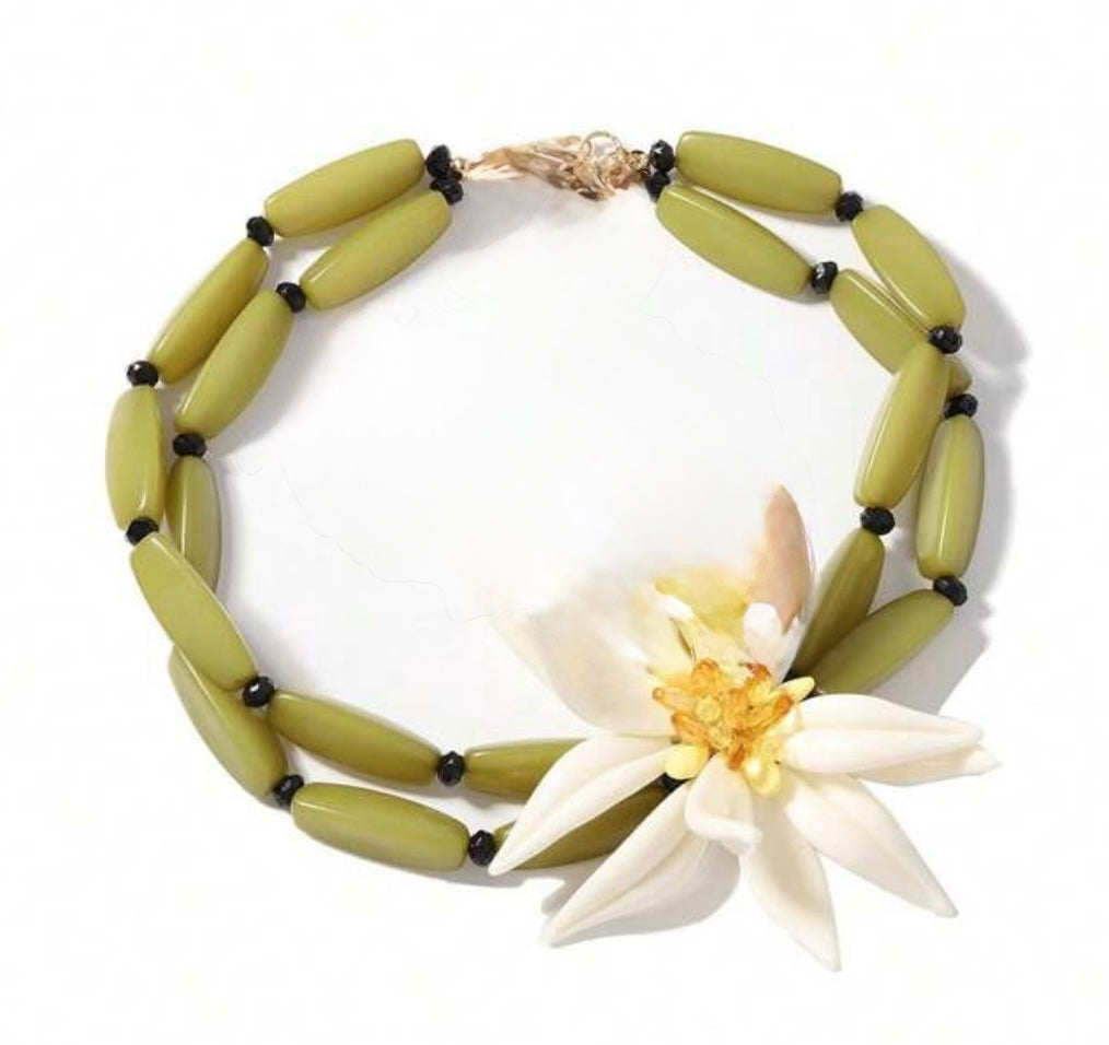Daisy Necklace Green Beads